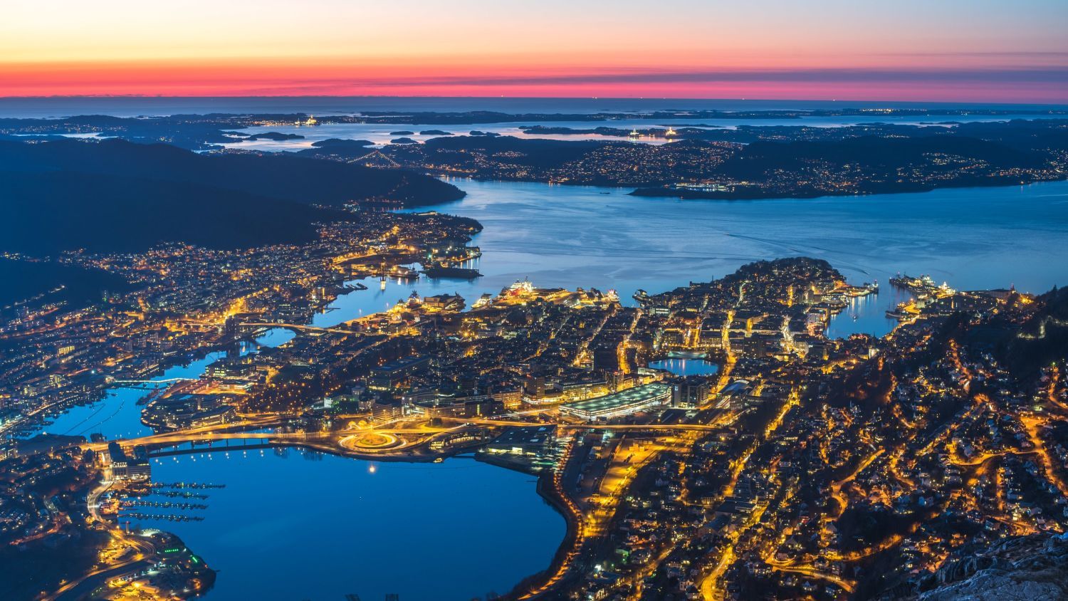 Blick auf Bergen vom Ulriken aus bei Nacht