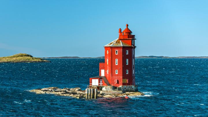 Kjeungskjær fyr på et steinete skjær langs Trøndelagskysten i Norge, med utsikt over Norskehavet og naturskjønne kystfarvann