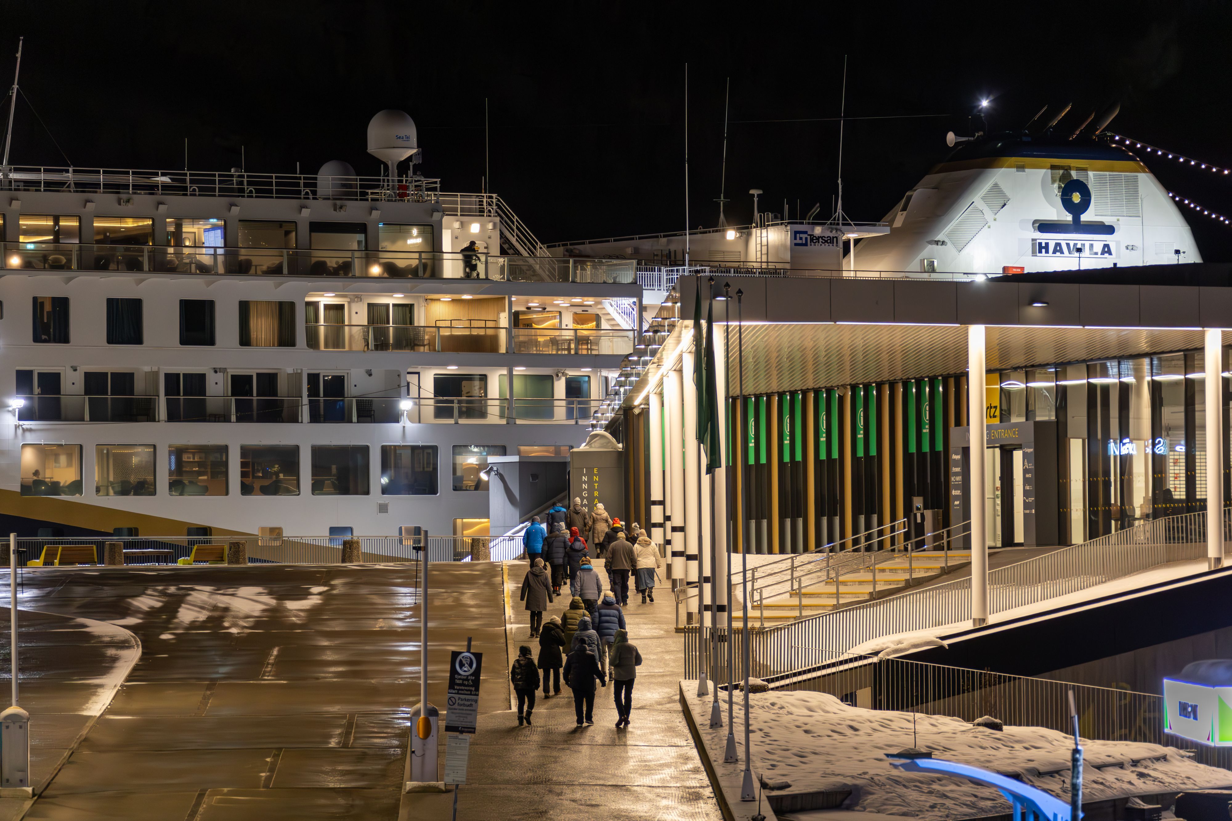 Konzertbesucher gehen zurück zum Kreuzfahrtschiff