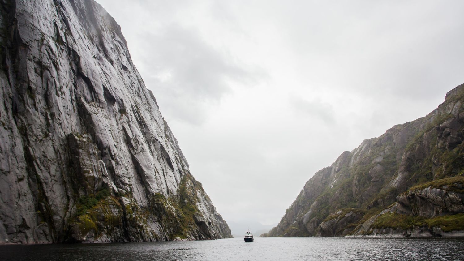 Schiff, das durch den Trollfjord fährt, zwischen hoch aufragenden Granitklippen, die sich mehr als 1.000 Meter über dem Meer in Nordnorwegen erheben.