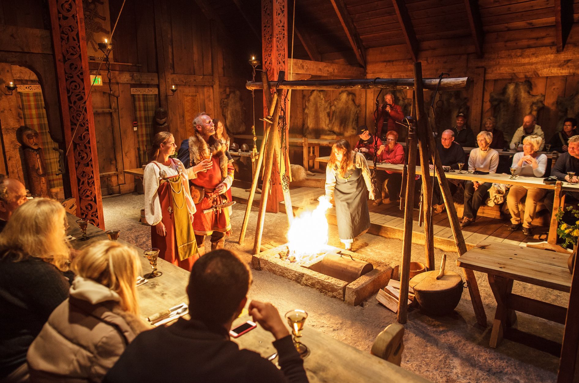 Skuespillere under høvdinggildet i vikingtiden på Lofotr Vikingmuseum i Norge
