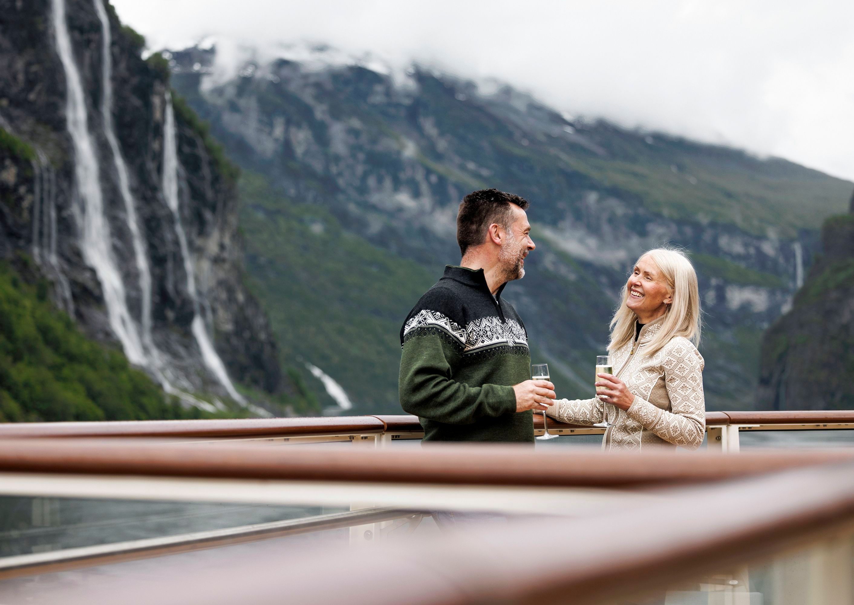 Gjester på utendørsdekk i Geirangerfjorden, Norge