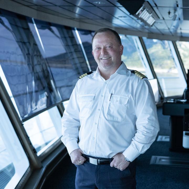 Captain Tom-Rune Einarsen on the bridge of Havila Capella, highlighting the ship’s innovative battery-powered safety system.
