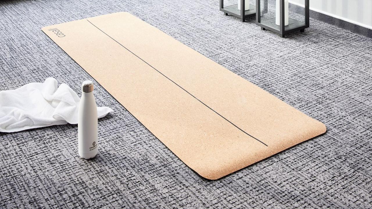 Panorama-Center-Mini-Suite mit bodentiefem Fenster zur Vorderseite, Yoga-Bereich und atemberaubendem Panoramablick auf das Meer.