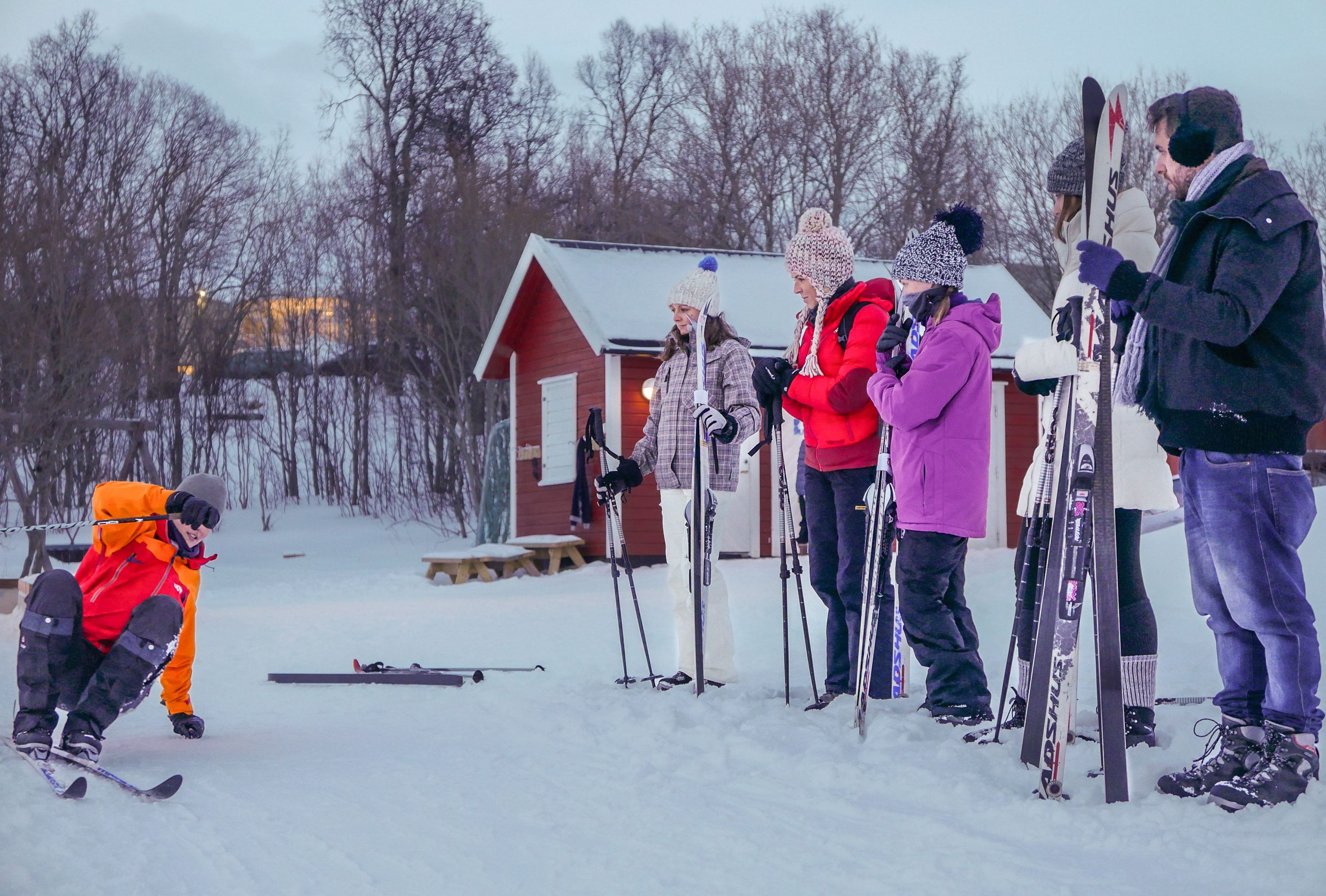 Langrennslærer demonstrerer grunnleggende skiteknikk mens nybegynnere ser på under en guidet time i Tromsø.