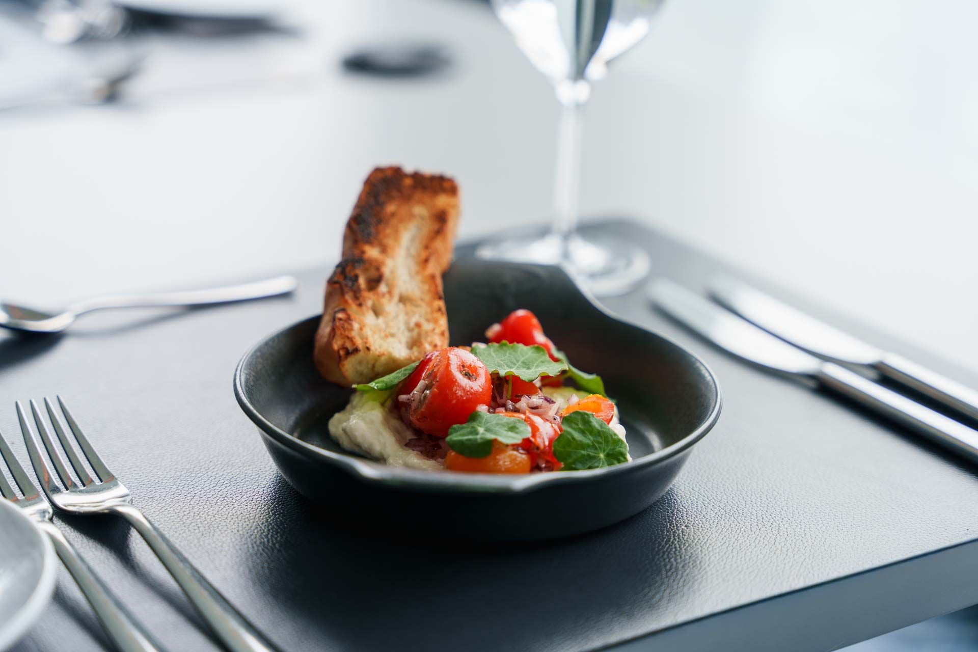 frische Mahlzeit auf dem Restauranttisch