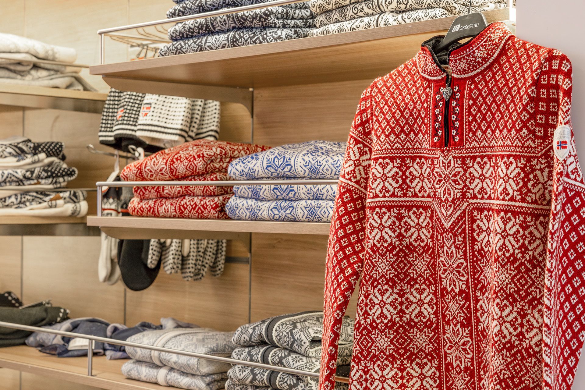 Traditionelle norwegische Wollpullover und Strickwaren, ausgestellt im Havila-Bordshop.