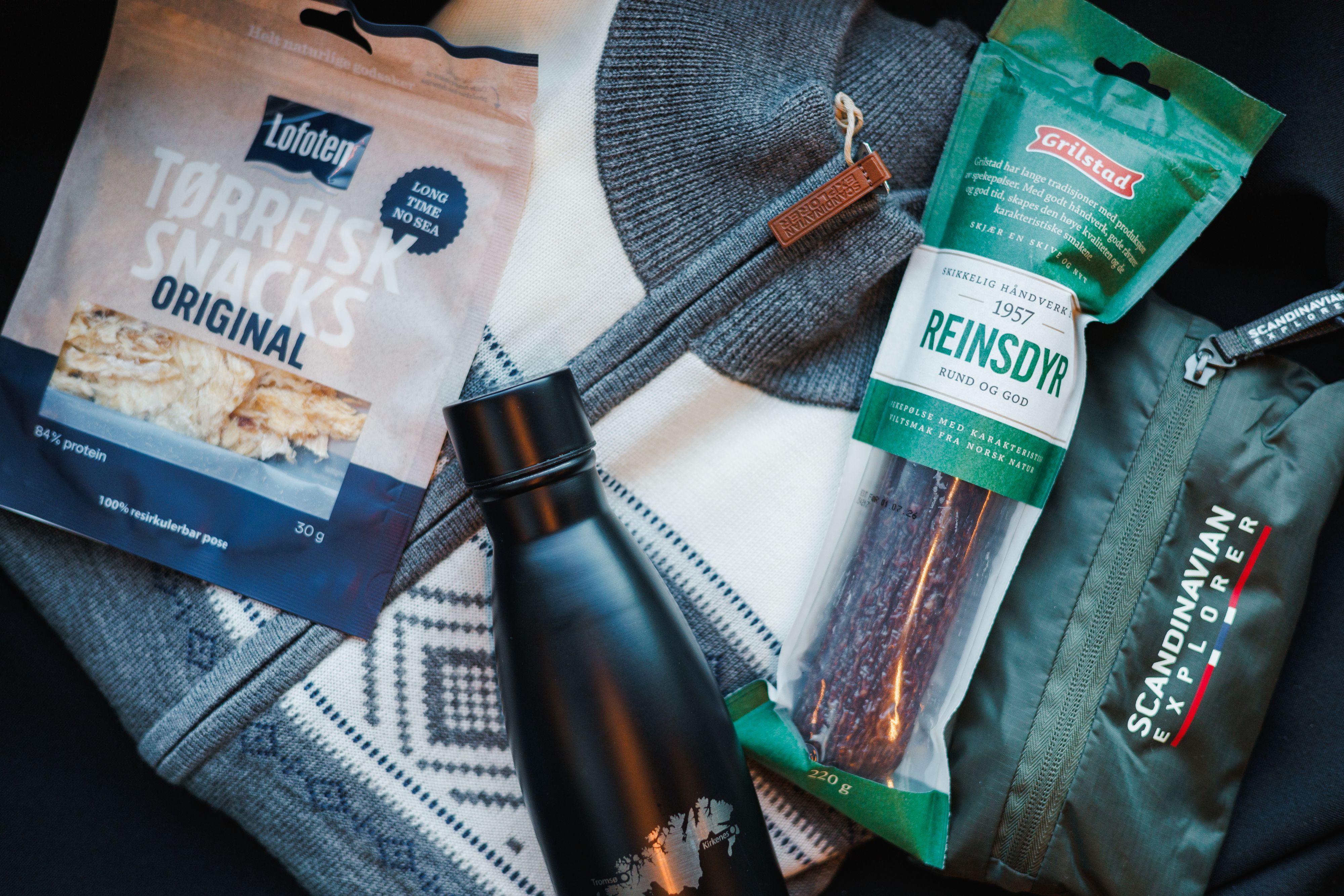 Norwegische Snacks, Rentierwurst, Stockfisch und Reiseaccessoires sind im Havila-Bordshop erhältlich.
