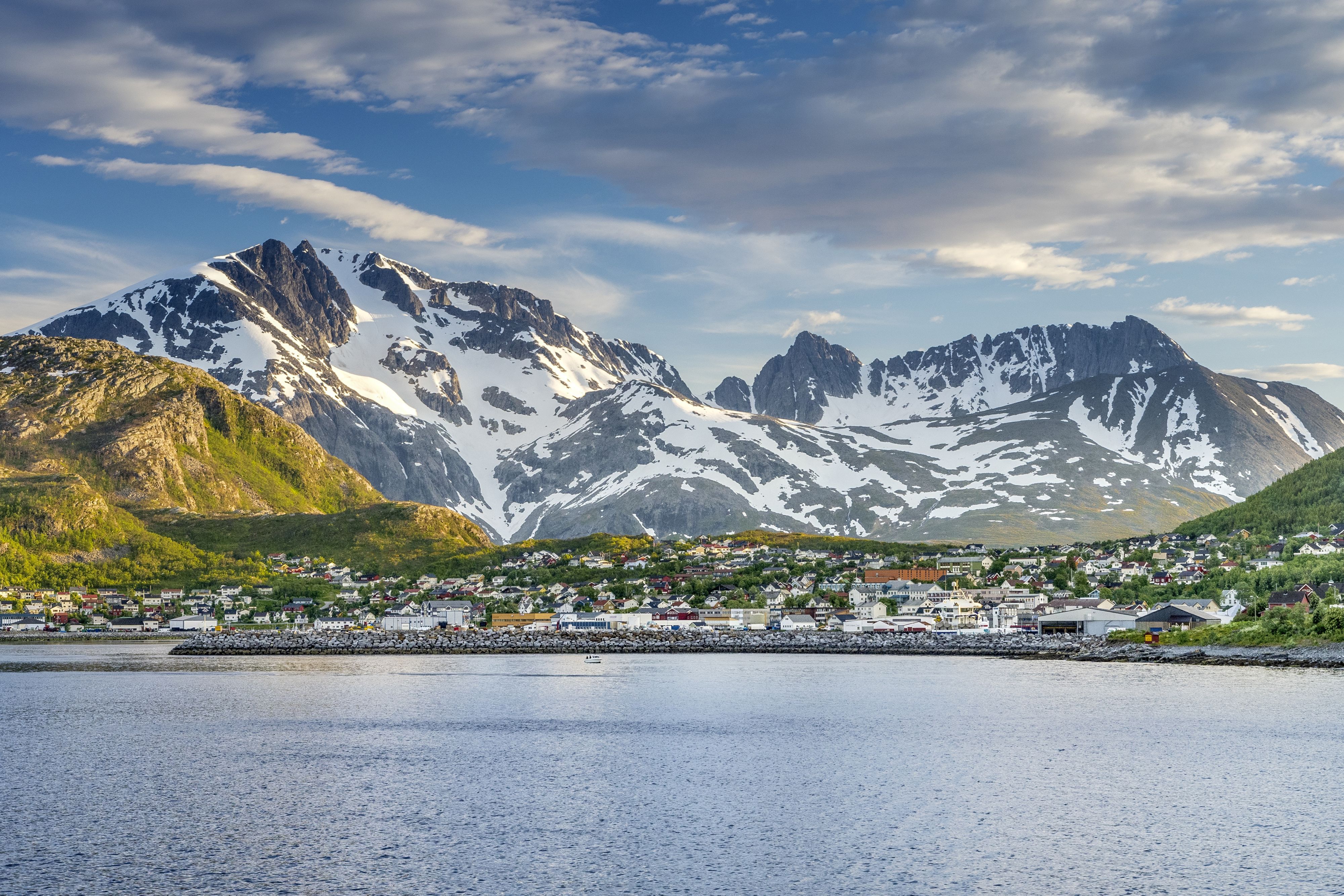 Hafen und Stadtbild in Skjervøy, Nordnorwegen