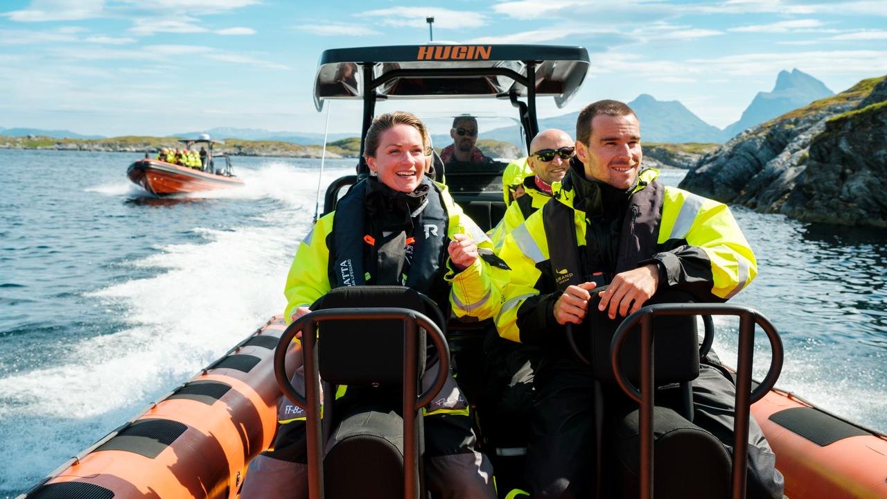 Gruppe von Ausflugsgästen in einem RIB-Boot