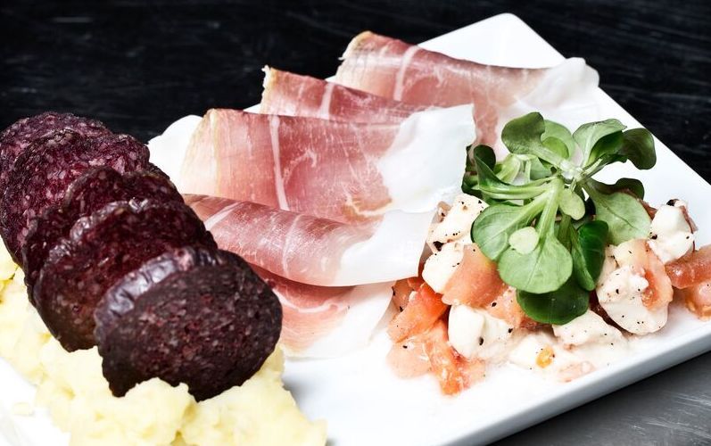 Norsk spekefat med spekeskinke, salami, potetmos og skalldyrsalat servert om bord på Havila-skip.