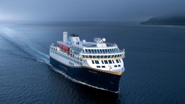 Havila-Kreuzfahrtschiff, das vor der Abfahrt aus Bergen entlang der norwegischen Küste fährt.