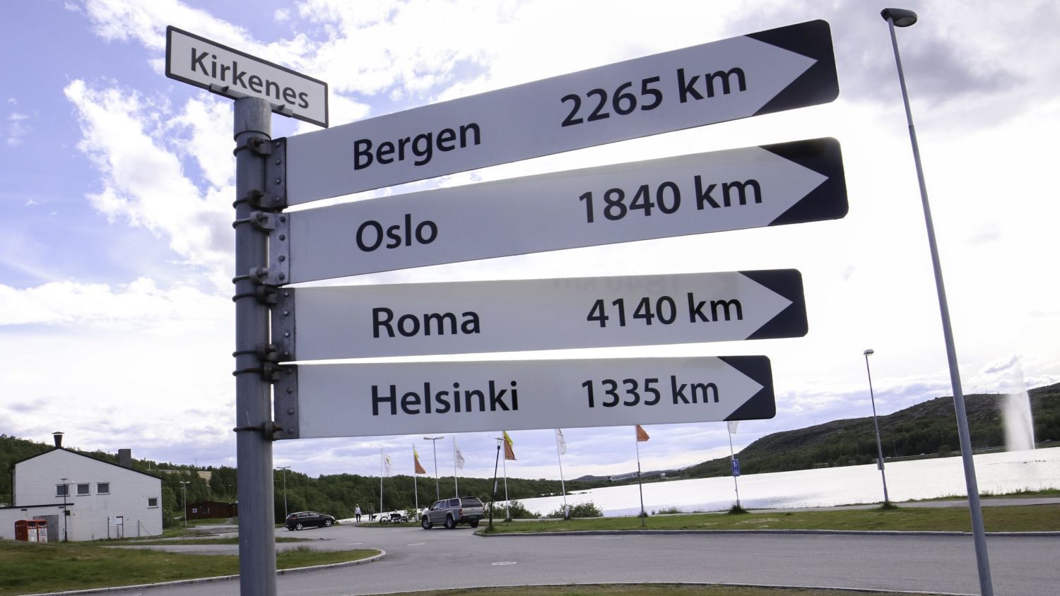 Skylt mot olika städer från Kirkenes