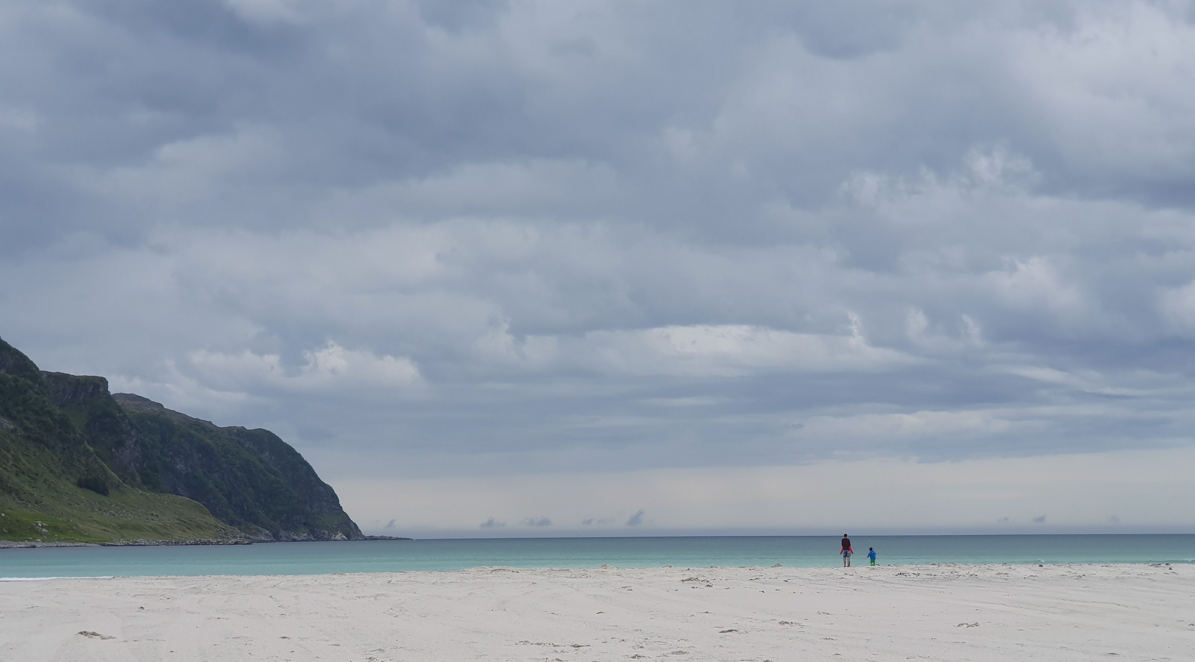 Der weiße Sandstrand Refviksanden in der Nähe von Måløy an Norwegens malerischer Westküste.