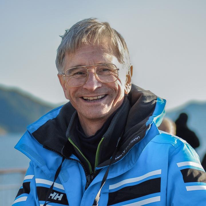 Porträtt av Ian Ridpath, astronomiexpert ombord på en kryssning med Havila Voyages, där han delar med sig av sina insikter under en astronomiresa längs den norska kusten.