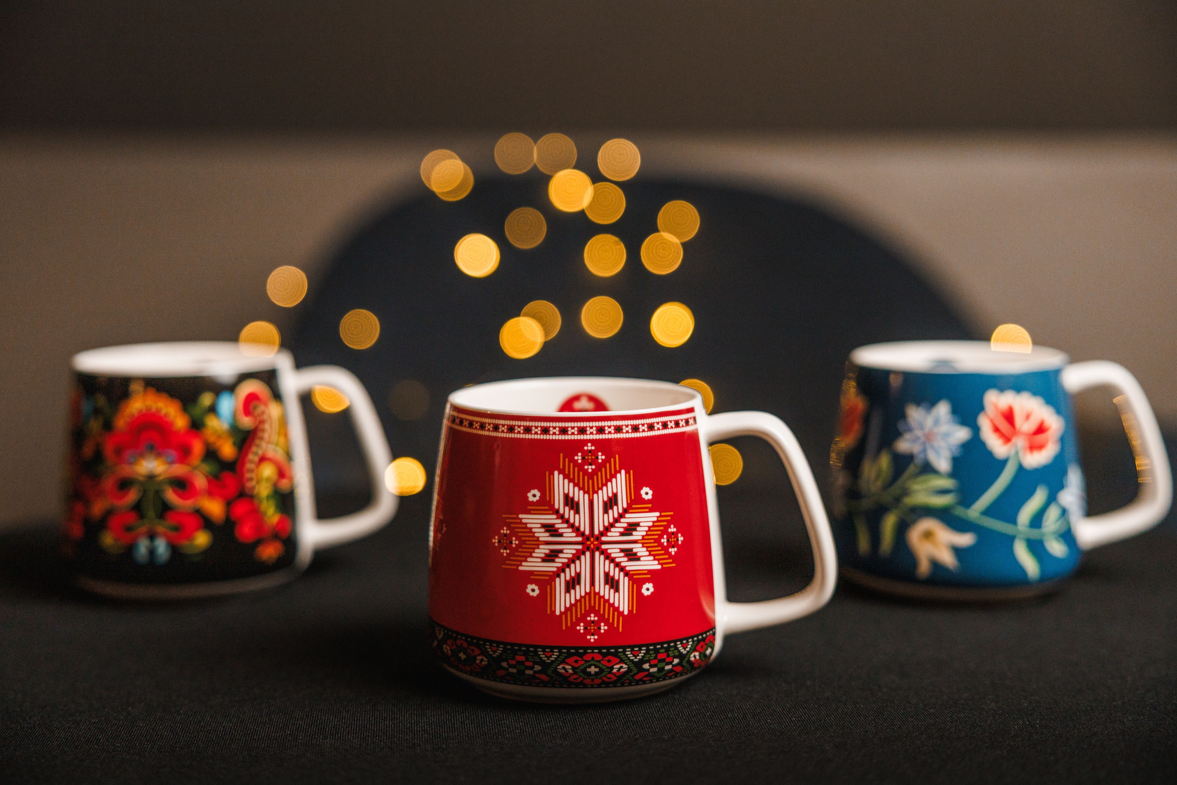 Traditionelle norwegische Tasse mit farbenfrohem Volkskunst-Design, perfekt als Souvenir aus Norwegen.