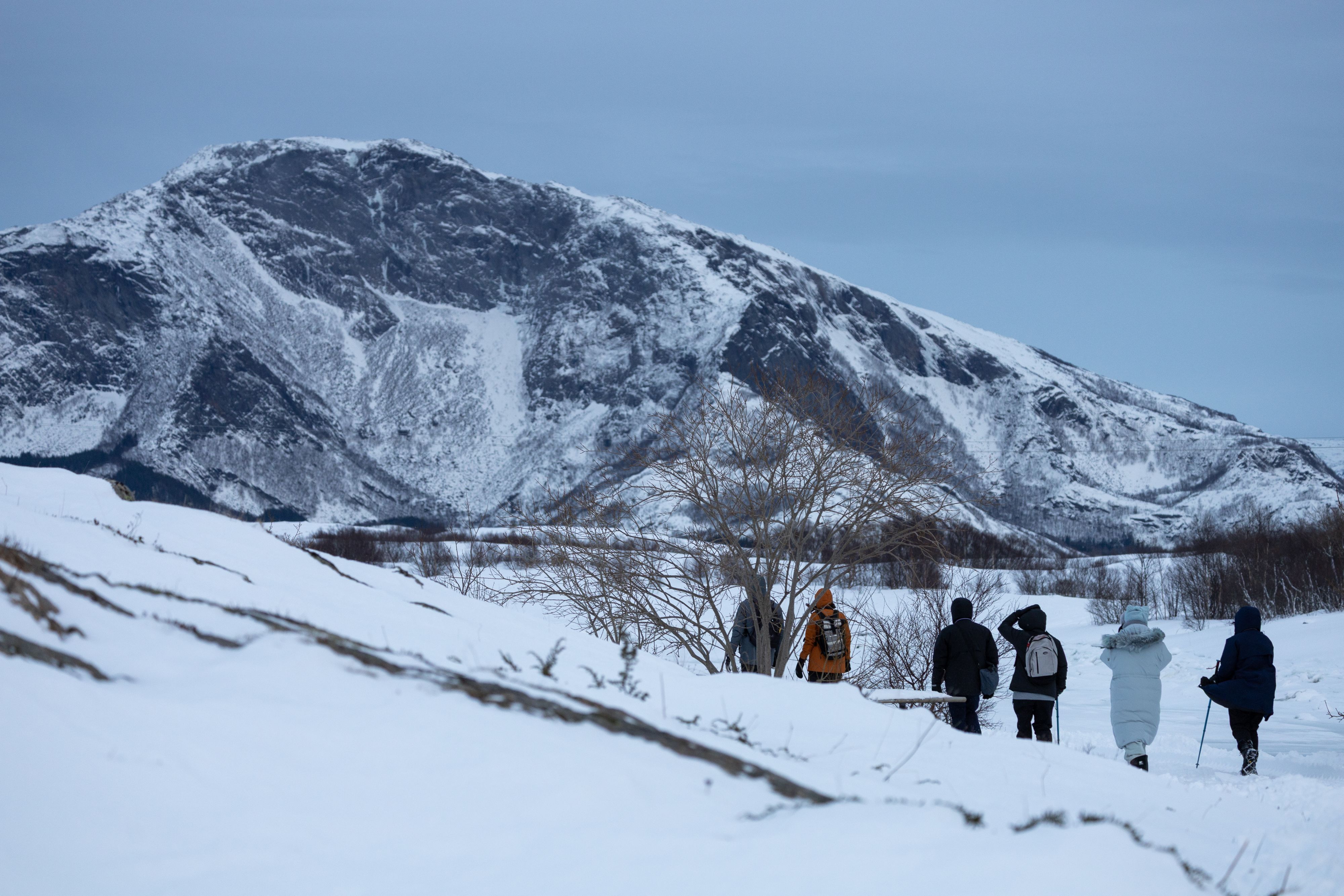 Gjester på vintertur mot Torghatten i Norge
