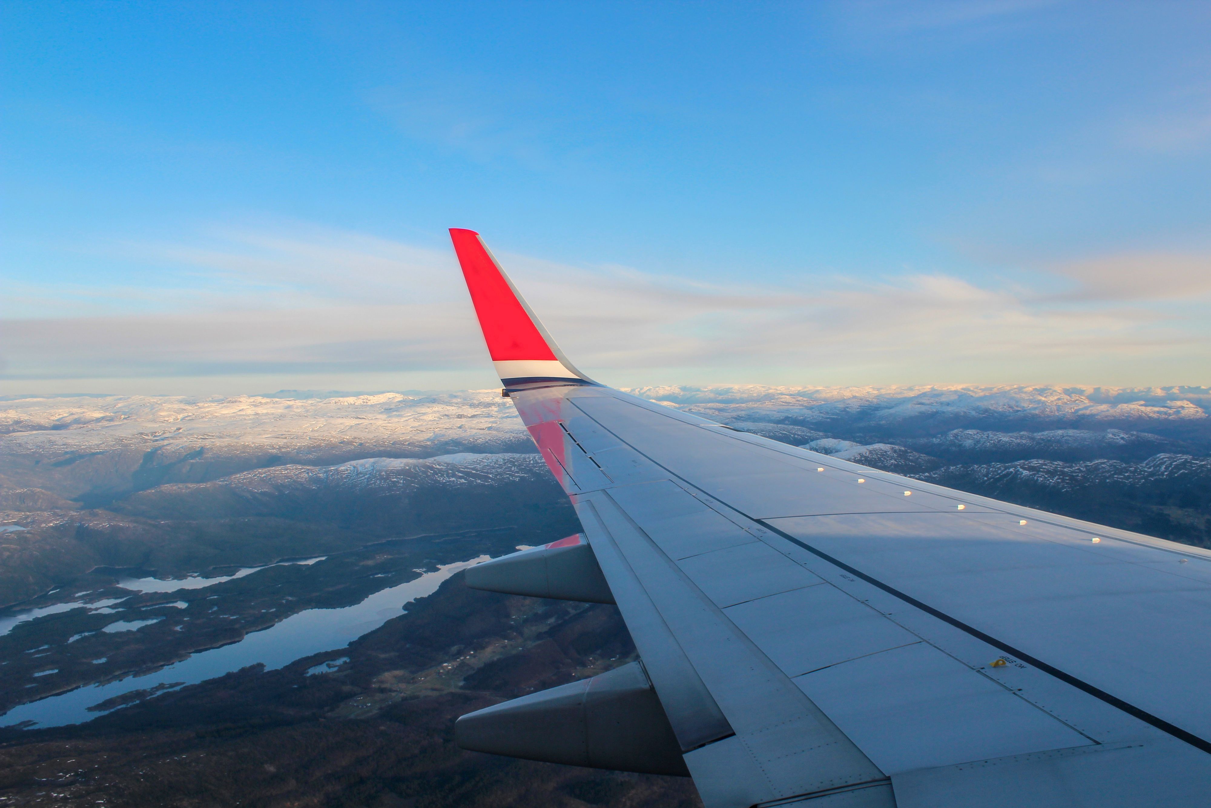 Avgång på morgonen från Kirkenes flygplats med reguljärflyg till Oslo, Norge.