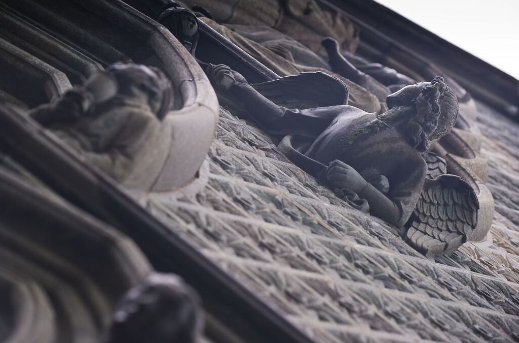 Nahaufnahme von geschnitzten Engelsfiguren aus Stein an der Fassade des Nidarosdoms in Trondheim, Norwegen