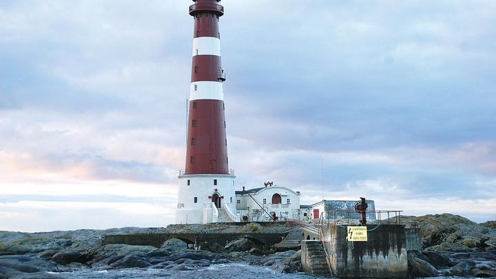 Sletringen fyr på en avsidesliggende, steinete øy utenfor Trøndelagskysten, som rager over Norskehavet under et vidstrakt himmelrom