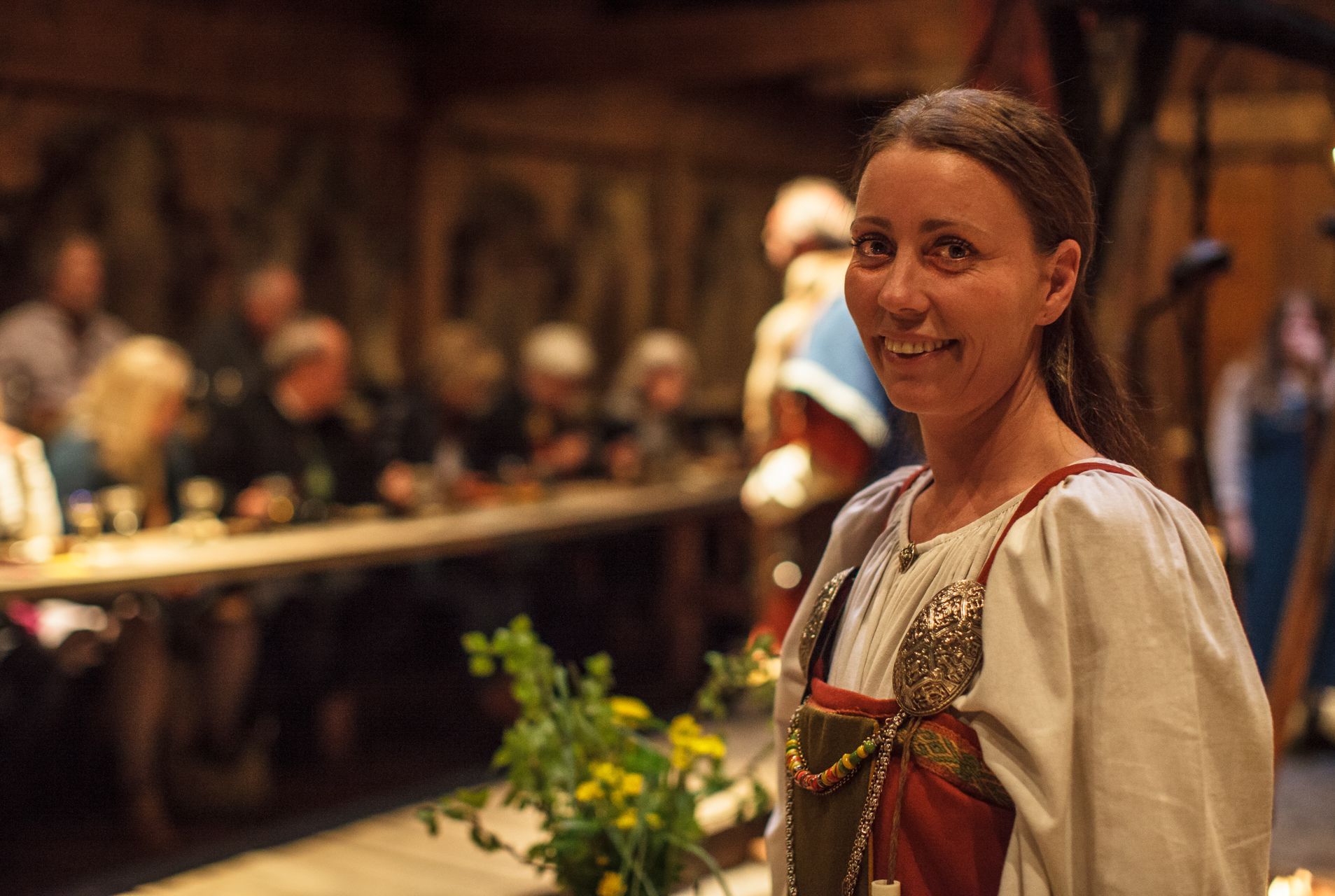 Skuespillere under høvdinggildet i vikingtiden på Lofotr Vikingmuseum i Norge