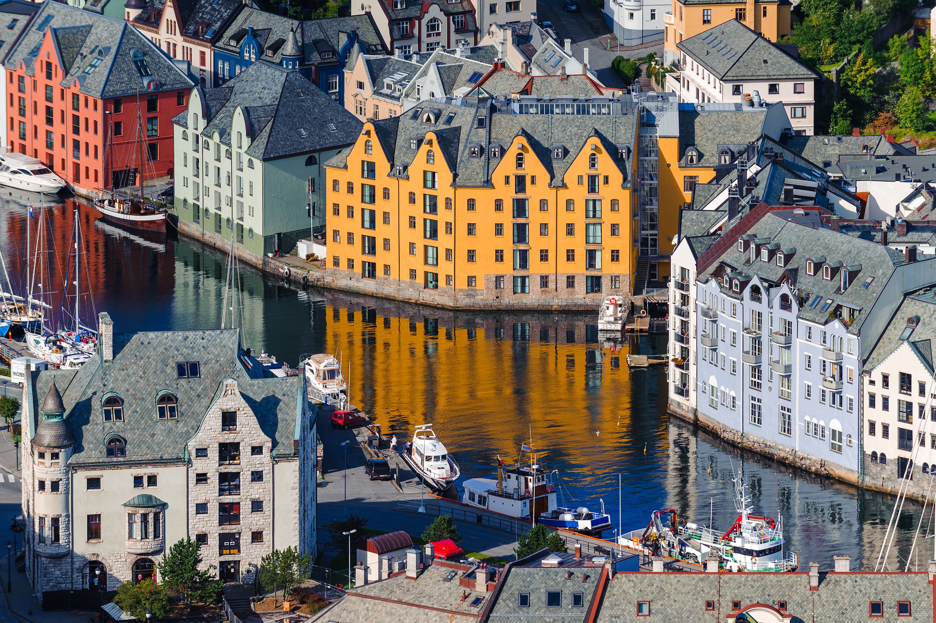 Bygninger ved vannkanten i Ålesund, Norge