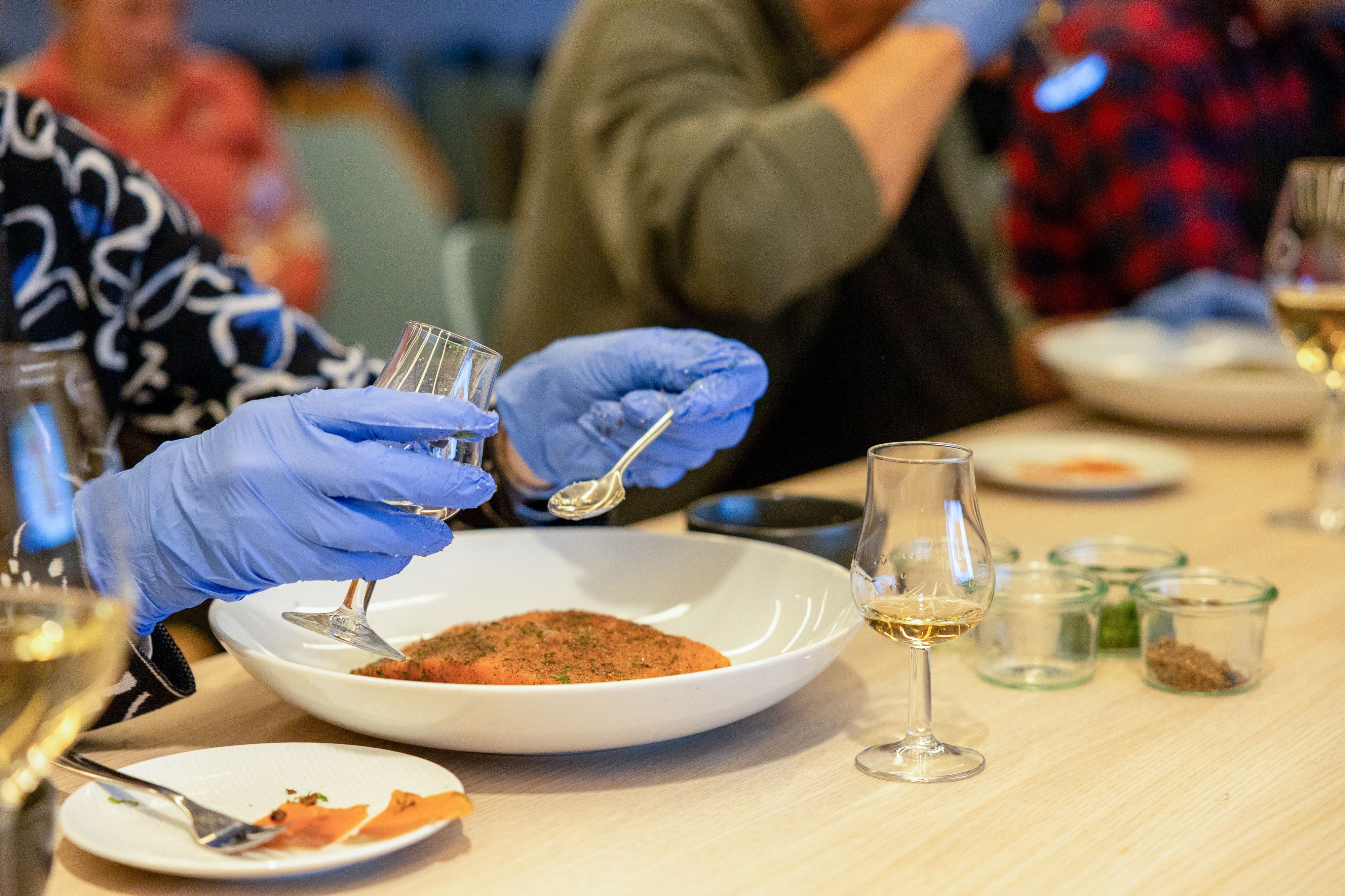 Participant parttaking on a culinary course with aquavit and gravlax