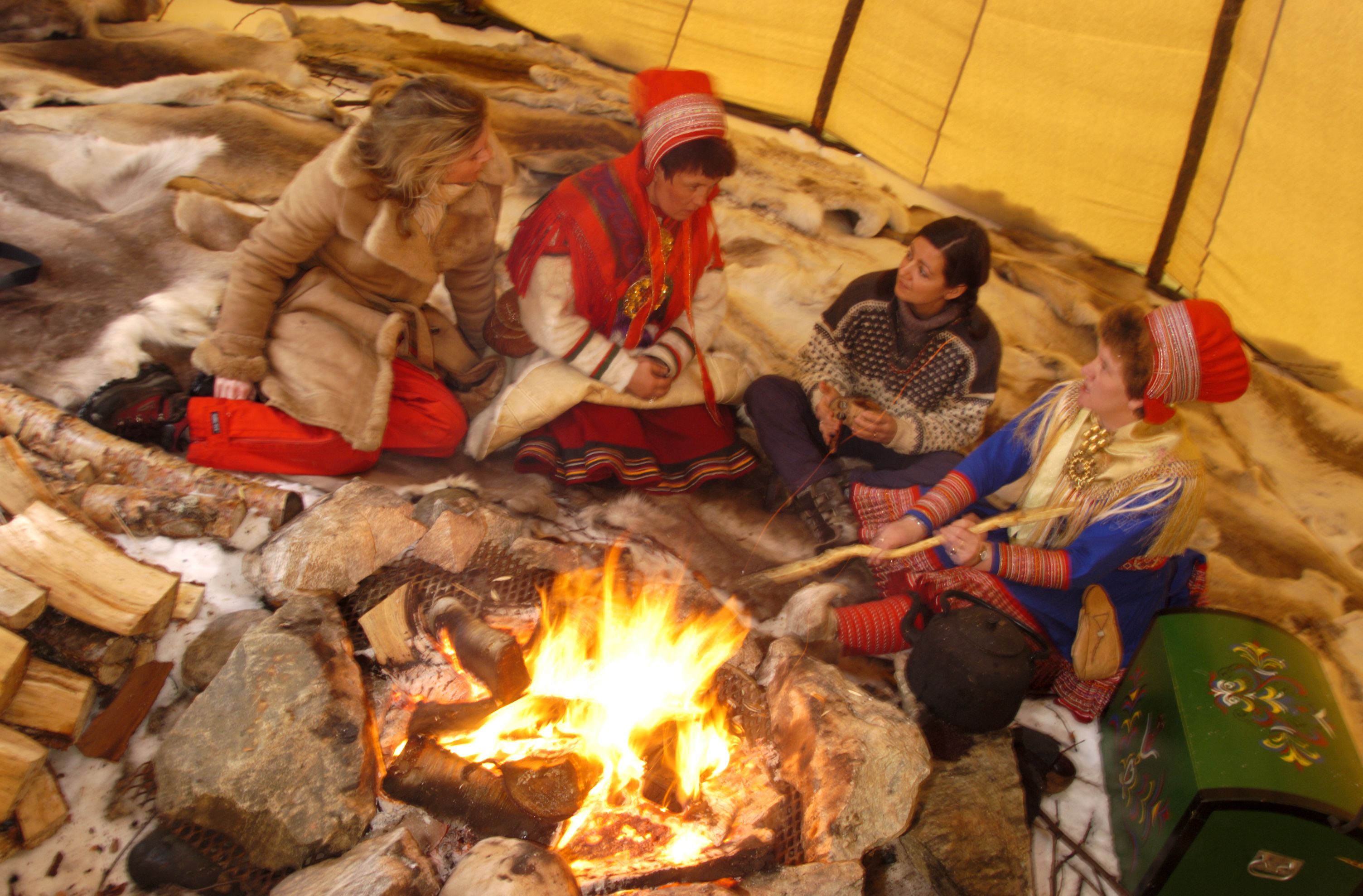 Sámi-Kultur am Feuer in einem traditionellen Lavvu erleben
