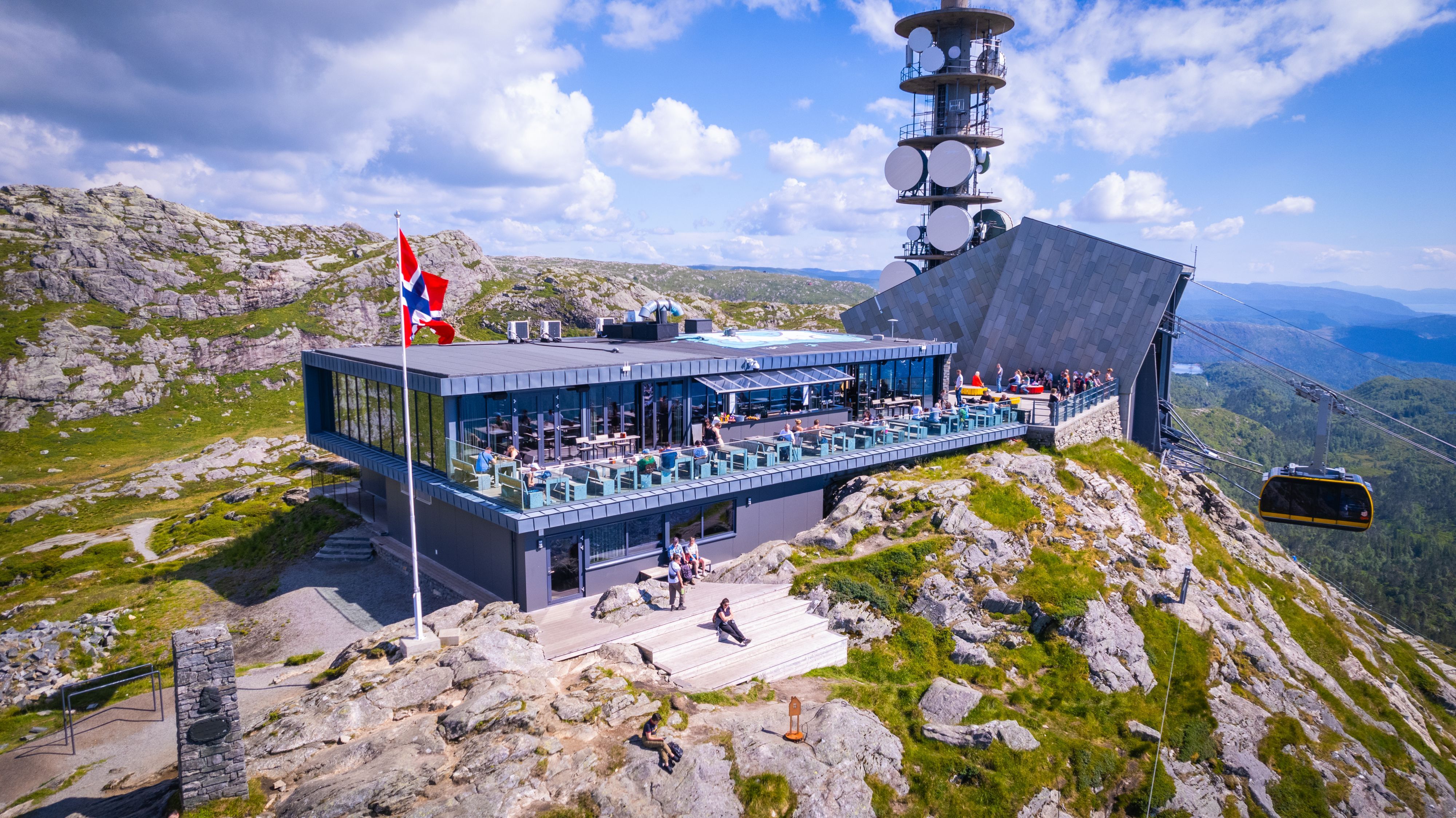 Das Restaurant Skyskraperen auf dem Ulriken serviert lokale Küche und bietet einen Panoramablick über Bergen.