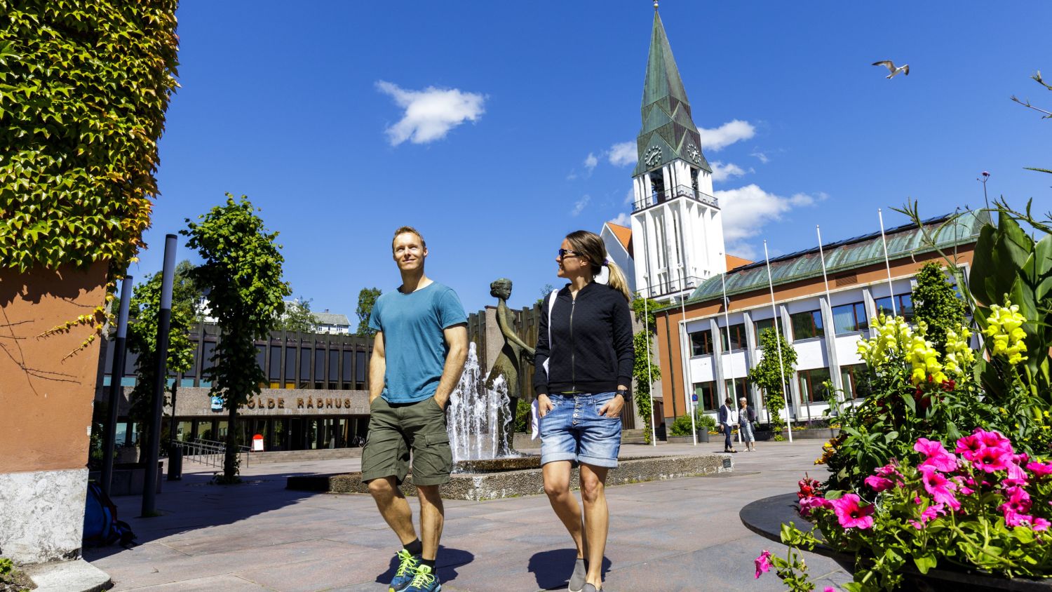 Turist på promenad i staden Molde