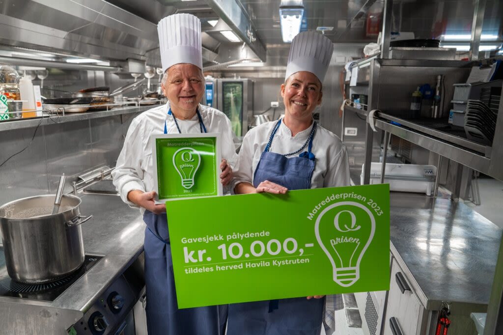 Die Küchenchefs von Havila Voyages erhalten den Matredderprisen 2024 von Q-Meieriene als Anerkennung für ihren Einsatz zur Reduzierung von Lebensmittelverschwendung an Bord.