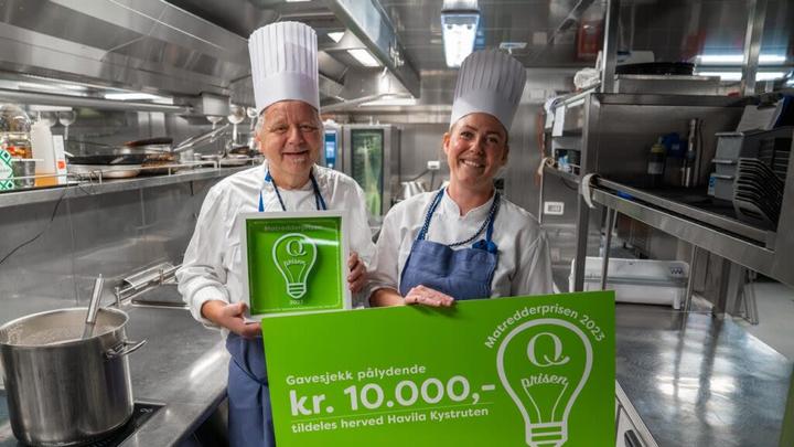Die Küchenchefs von Havila Voyages erhalten den Matredderprisen 2024 von Q-Meieriene als Anerkennung für ihren Einsatz zur Reduzierung von Lebensmittelverschwendung an Bord.