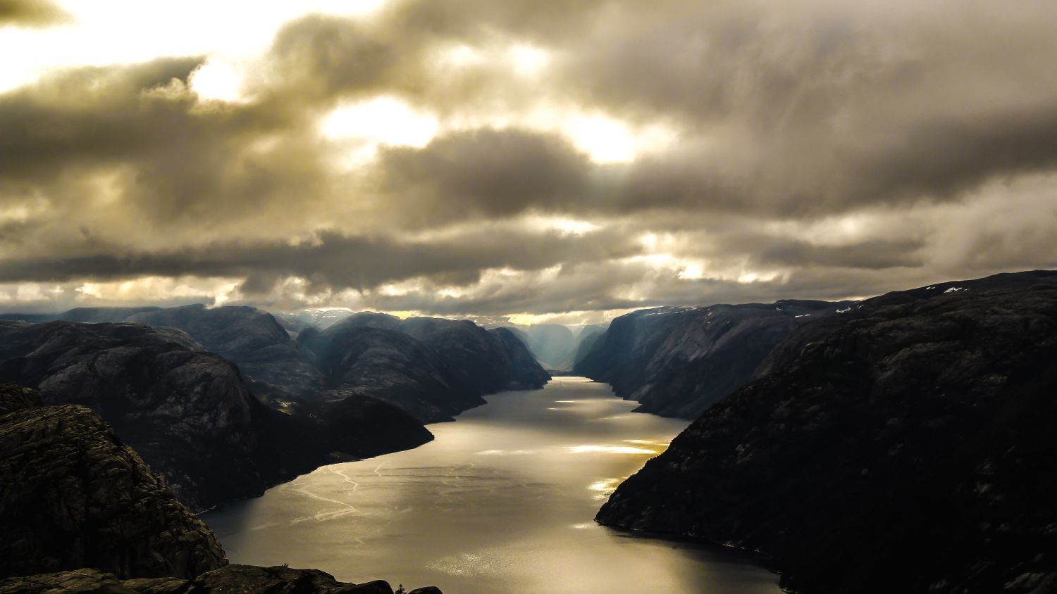 Dramatischer norwegischer Fjord, umgeben von zerklüfteten Bergen