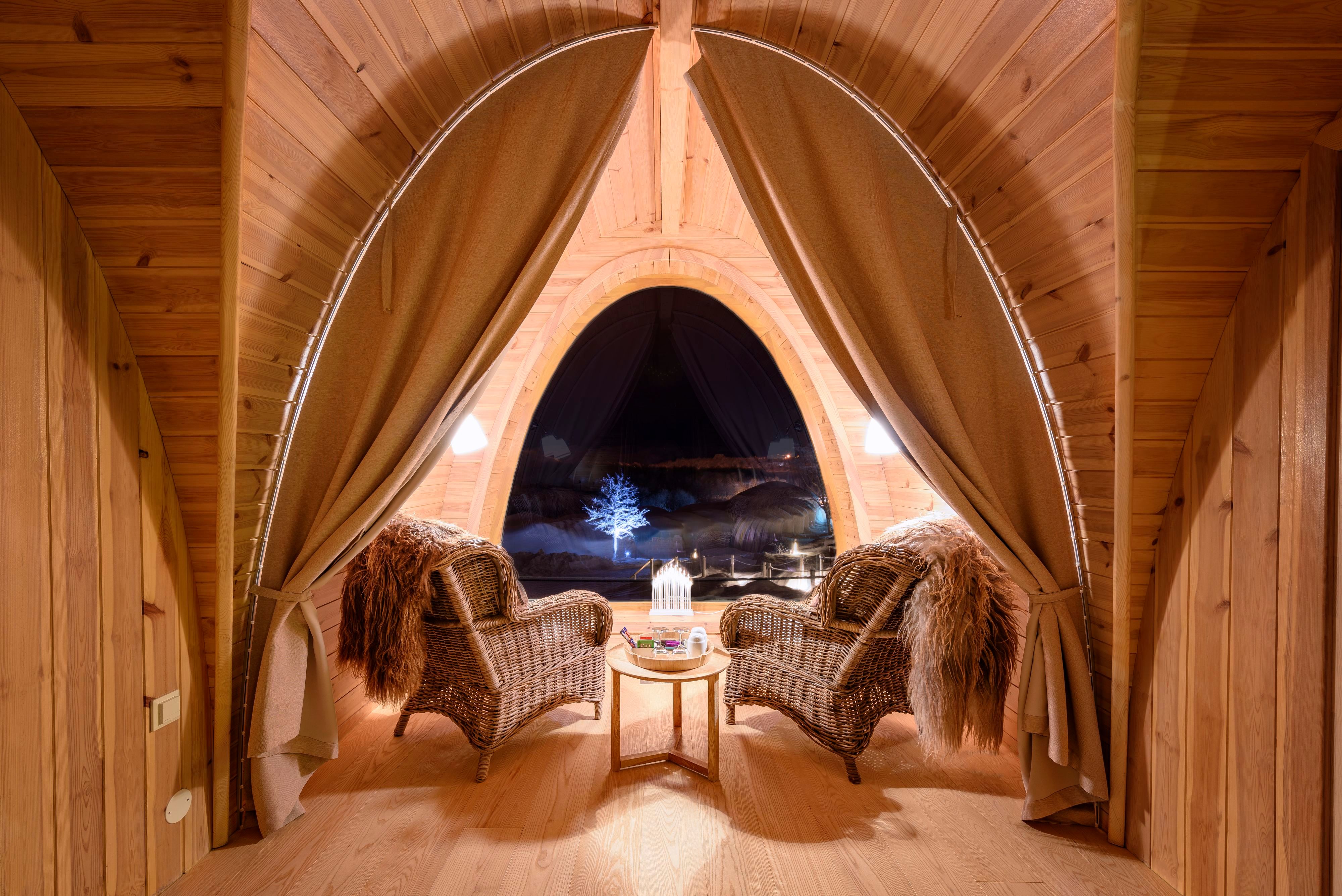 Gäster som njuter av lunch och en avkopplande vistelse på Snowhotel Kirkenes i arktiska Norge.