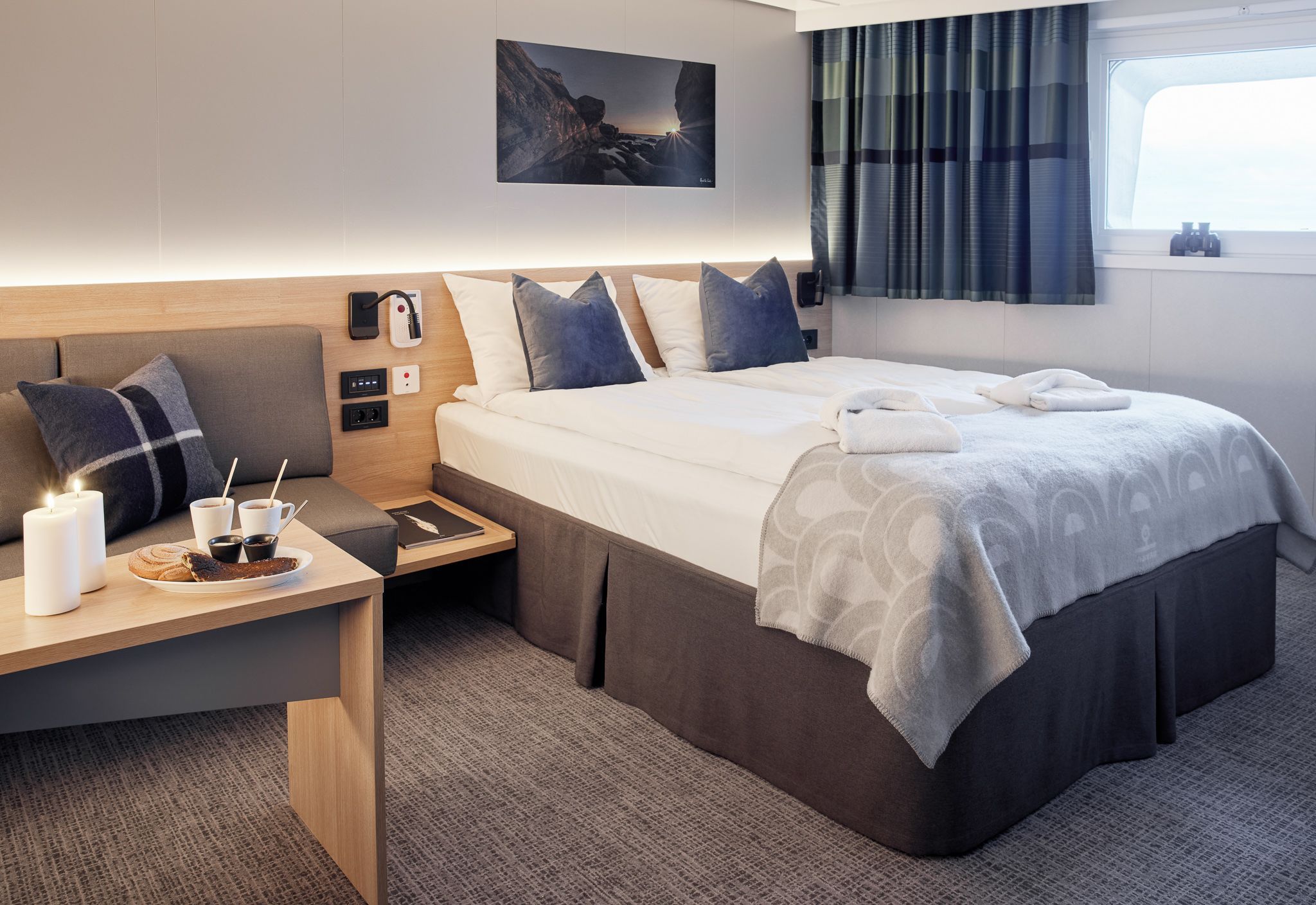Barrierefreie Superior-Kabine mit Meerblick, Kingsize-Bett, großzügigem Grundriss, Sitzecke, großem Fenster und rollstuhlgerechtem Design.