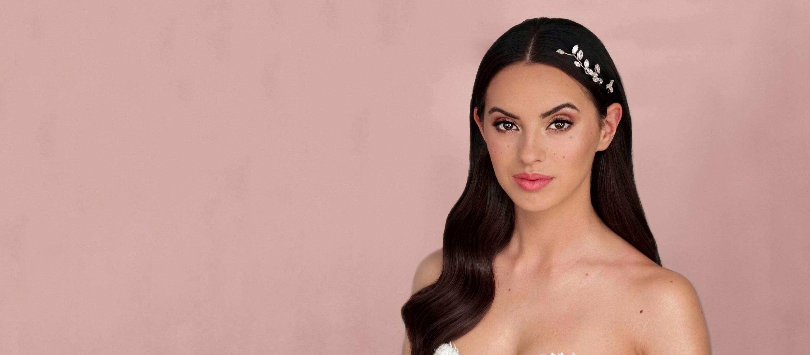 Timeless bridal look exuding a classic vibe, showcasing elegance and sophistication.