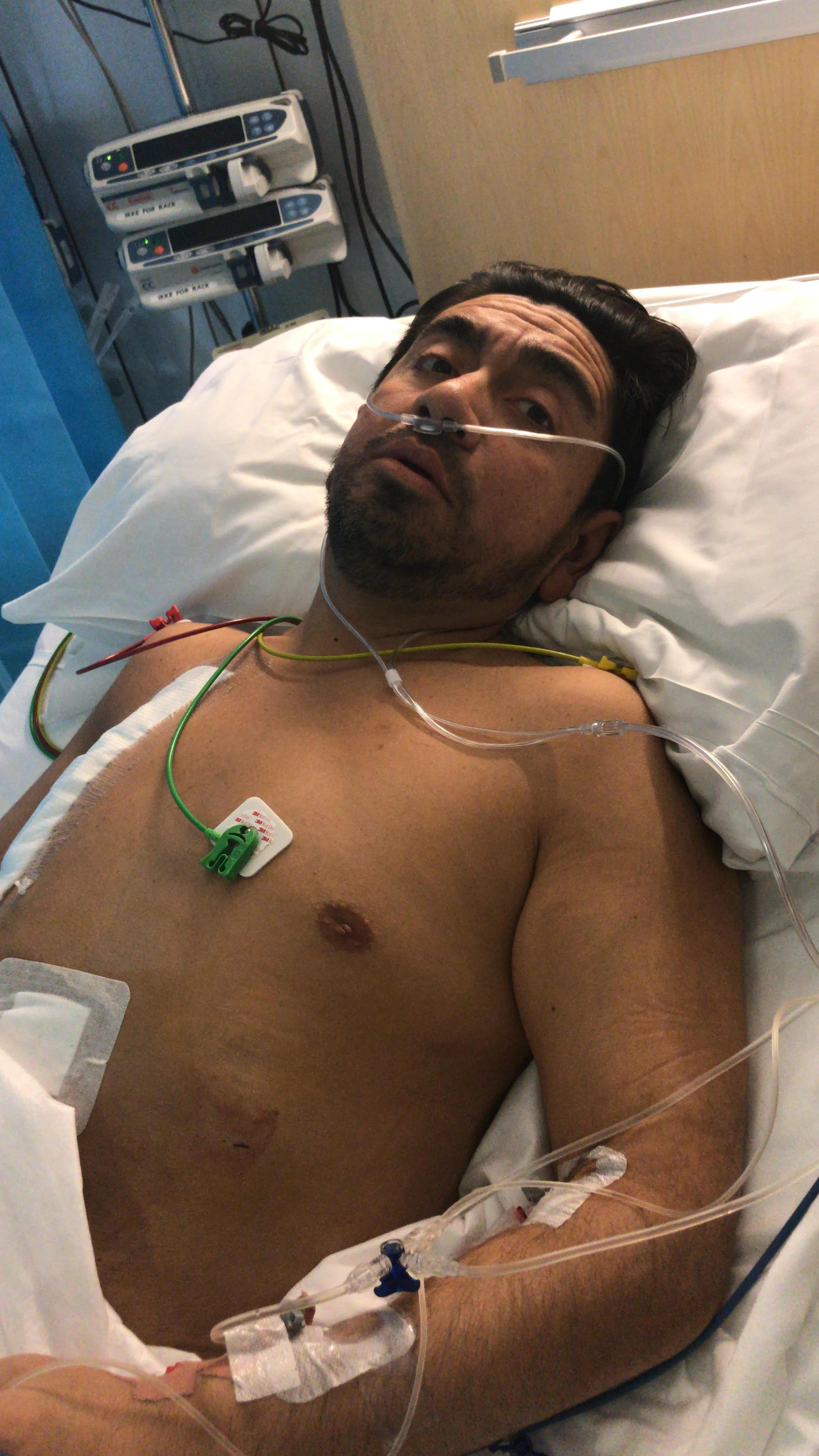 Cristian en la cama del hospital