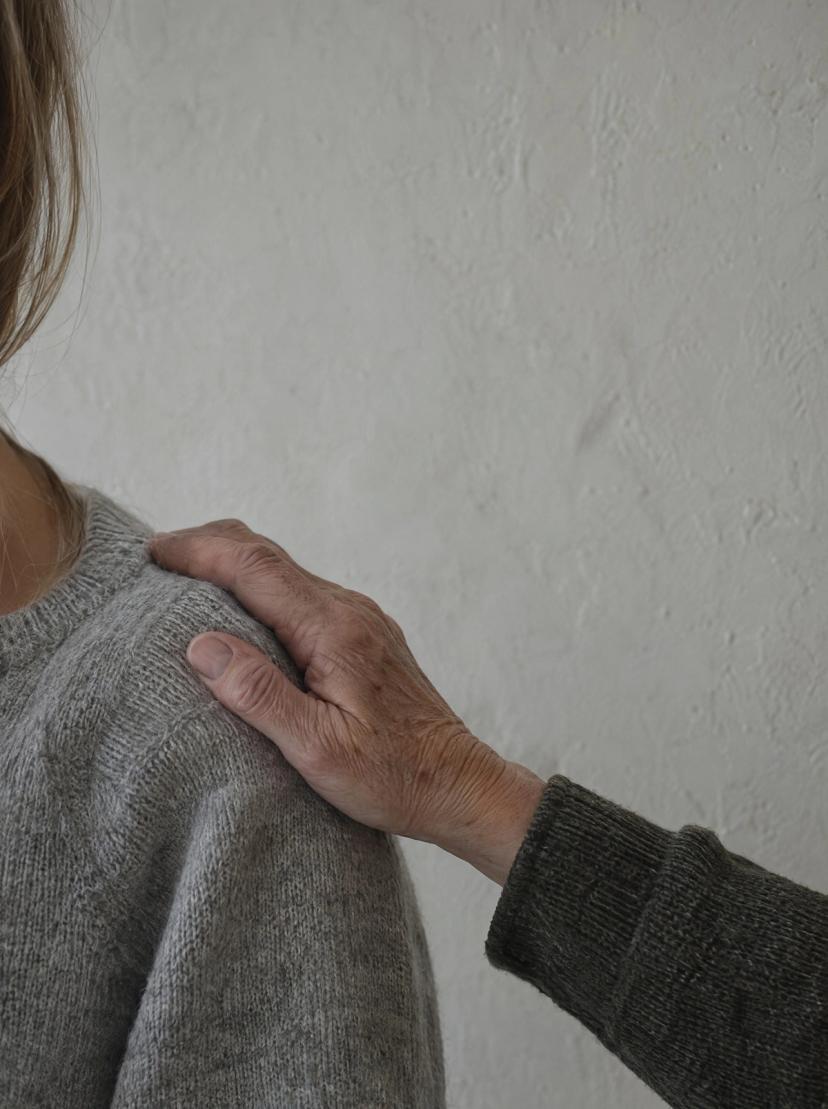 Una mano que descansa sobre un hombro para dar consuelo
