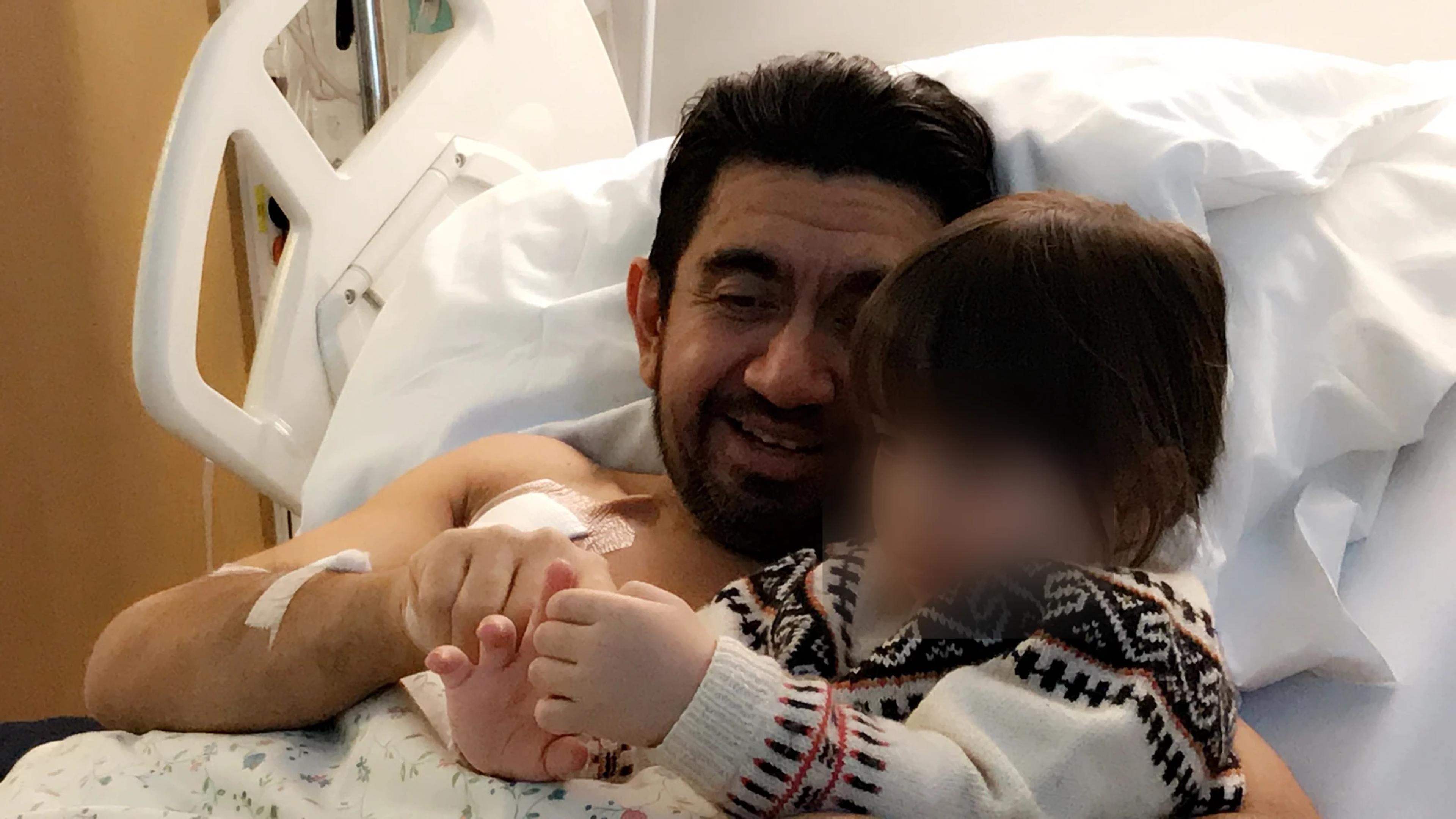 Cristian con su hija en el hospital