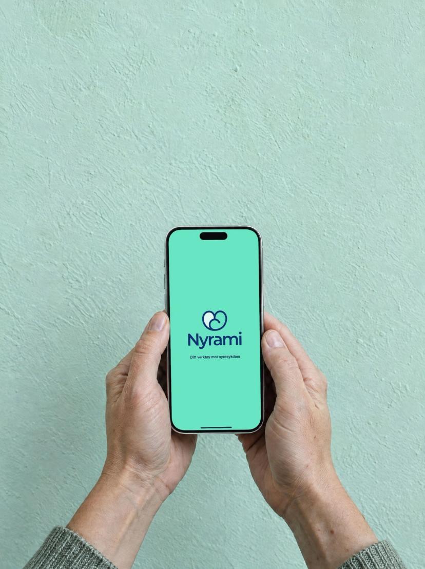 Hender som holder en telefon med Nyrami-appen åpen