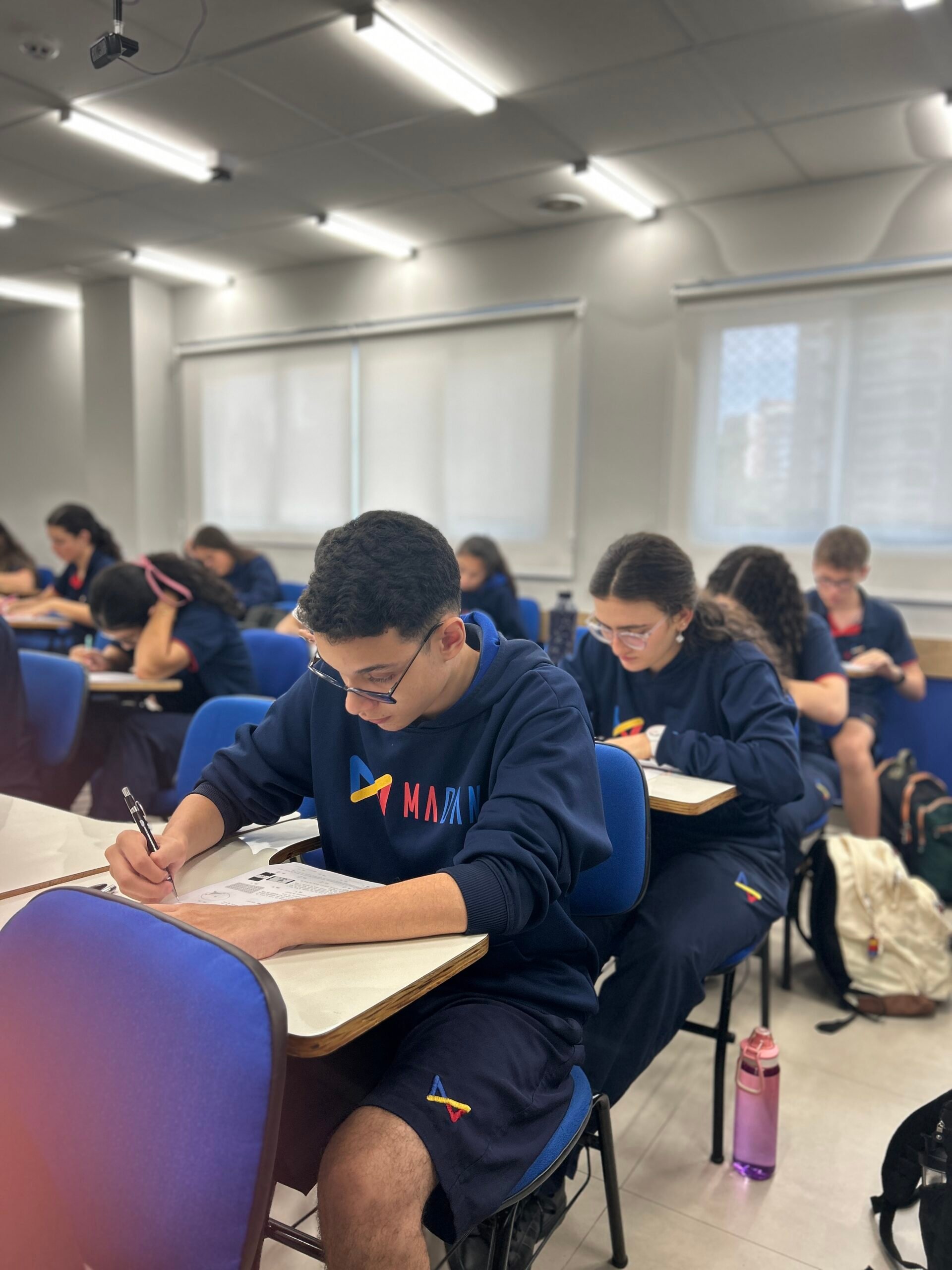 Estudantes do MADAN realizam uma atividade em sala de aula.