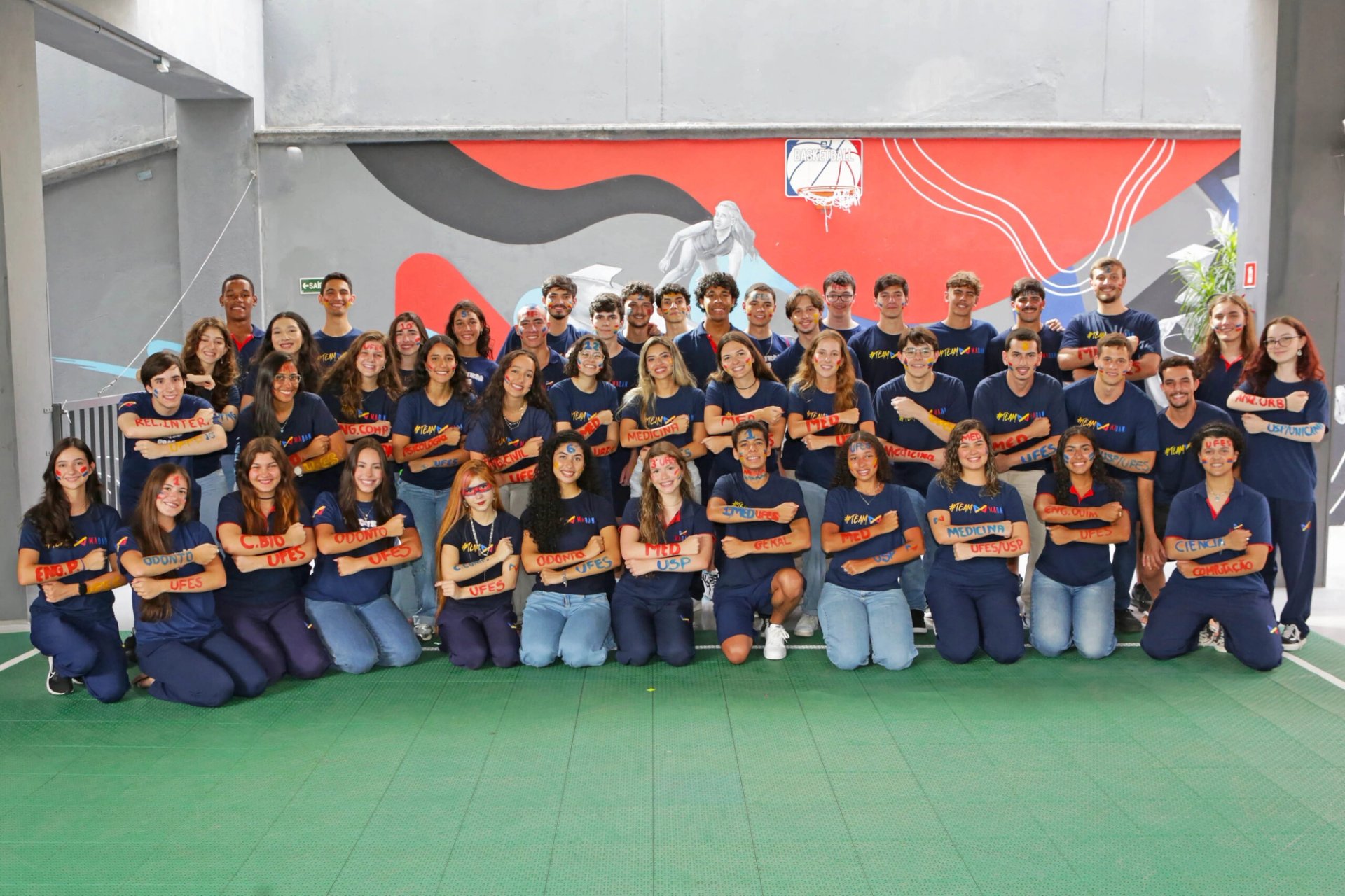 Grupo de estudantes do MADAN comemora suas aprovações em universidades.