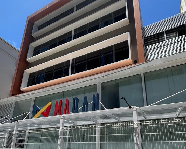 Fachada da sede da Escola MADAN em Vitória.