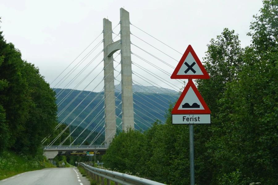Appen følger læreplanen og oppdateres jevnlig for å være i samsvar med gjeldende regelverk.