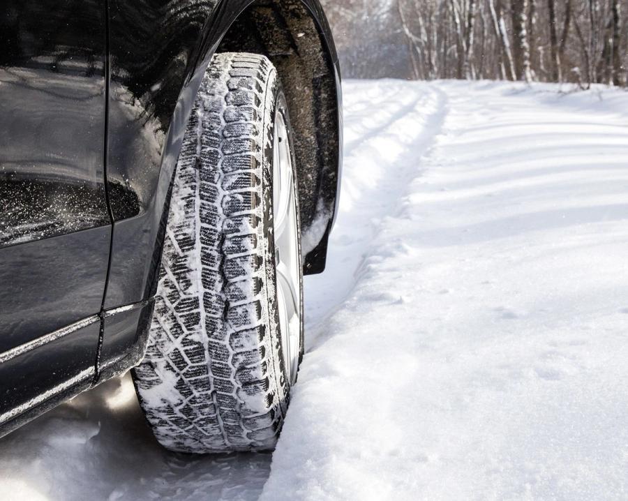 På vinterføre kan bilen få opptil ti ganger lengre stopplengde enn på tørr asfalt.