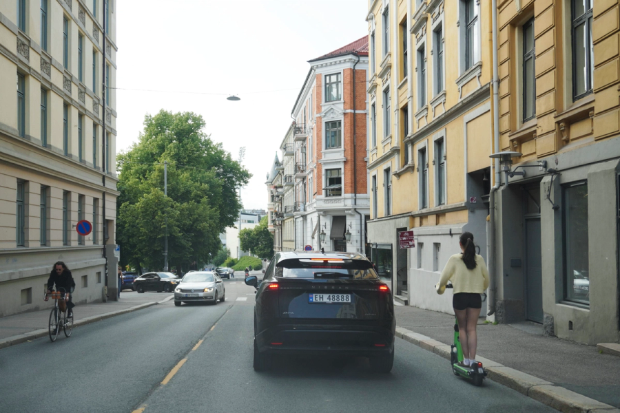 Erfarne sjåfører tar raskere og bedre valg fordi de har møtt lignende situasjoner før. Derfor er øving i variert trafikk så viktig under føreropplæringen.