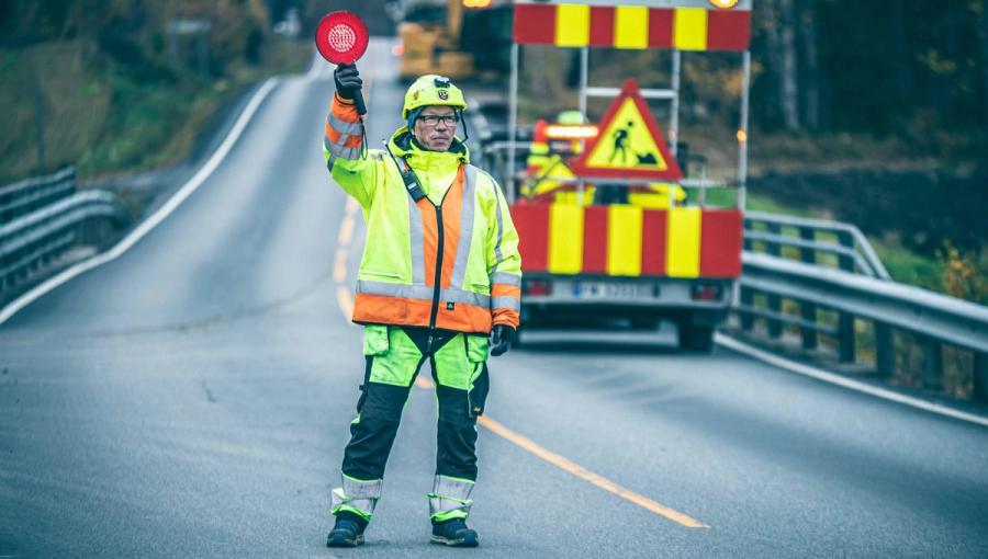 Manuell dirigering (politi, Statens vegvesen, Tolletaten, militærpoliti) ligger øverst og overstyrer lys, skilt og regler.