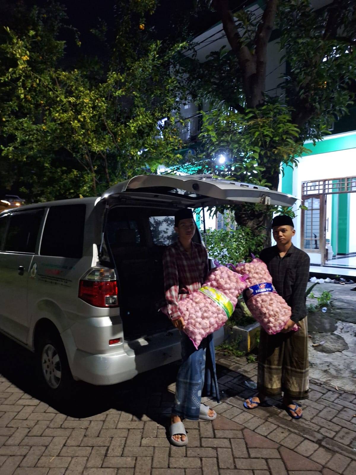 Perkuat Program Santri Mandiri, Pesantren Al-Bisri Terima Donasi 9 Karung Bawang Kating