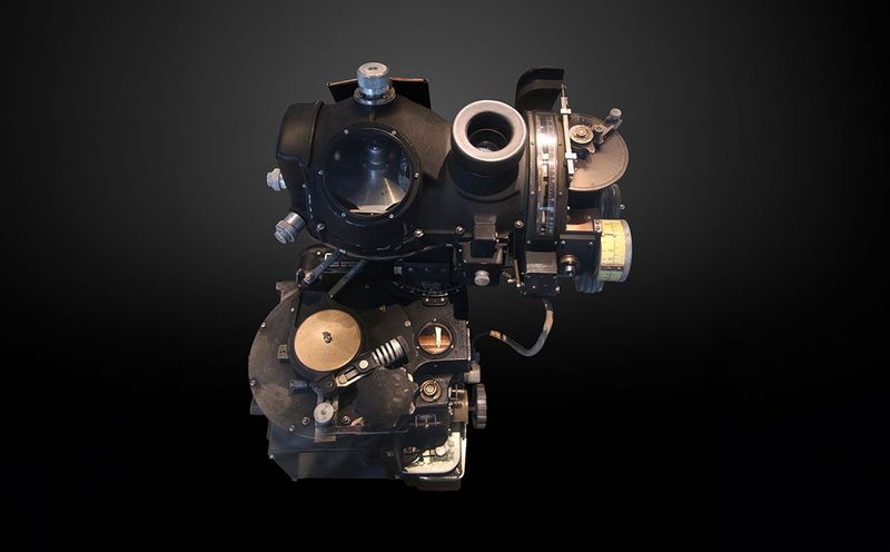 Norden Mk. XV bombsight: the electromechanical precision bombing device guarded with Manhattan Project-level secrecy