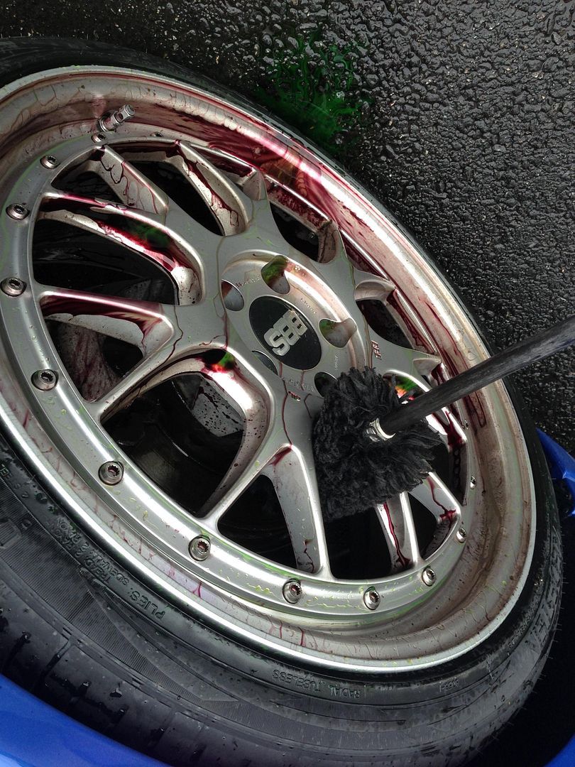 Cleaning the wheels (3)